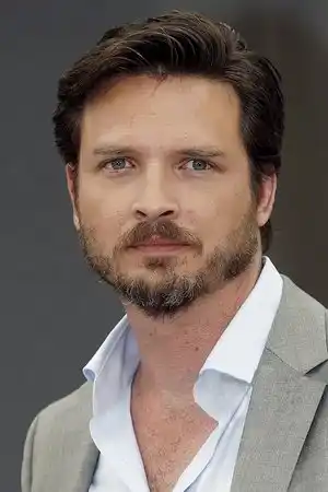 Aden Young fotoğrafı
