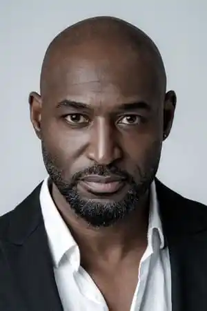Adrian Holmes fotoğrafı