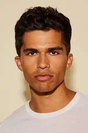 Alex Aiono fotoğrafı