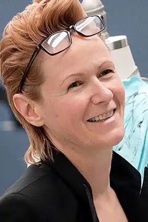 Amy Bond fotoğrafı