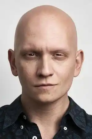 Anthony Carrigan fotoğrafı