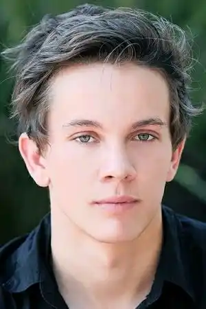 Austin P. McKenzie fotoğrafı