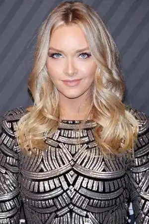 Camille Kostek fotoğrafı
