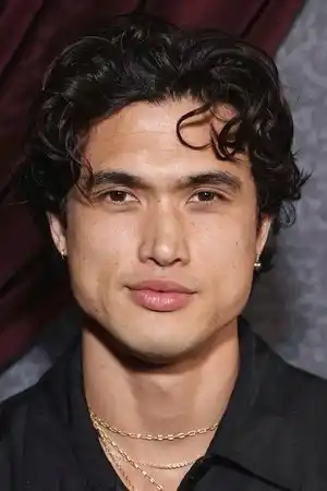 Charles Melton fotoğrafı