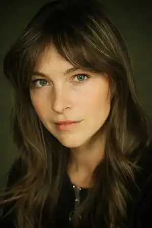 Courtney Hope Turner fotoğrafı