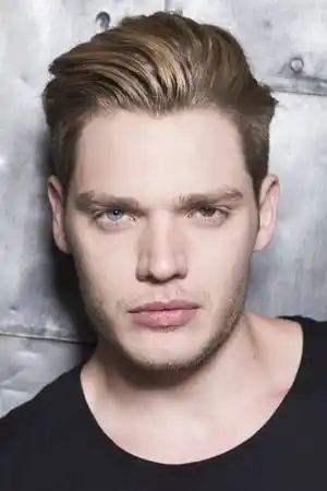 Dominic Sherwood fotoğrafı