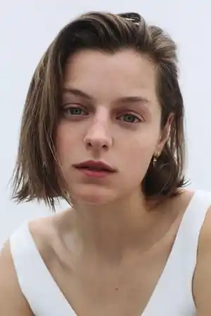 Emma Corrin fotoğrafı