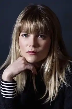 Emma Greenwell fotoğrafı