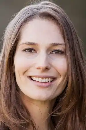 Geneva Robertson-Dworet fotoğrafı