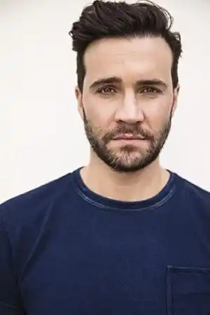 Gil McKinney fotoğrafı