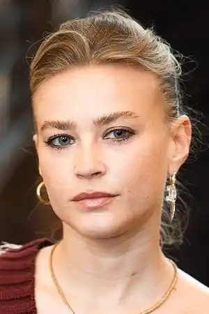 Jeanne Goursaud fotoğrafı