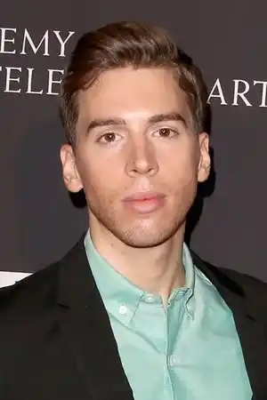 Jordan Gavaris fotoğrafı