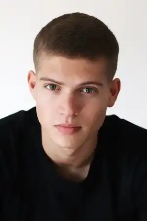 Josha Stradowski fotoğrafı