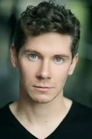 Karl Davies fotoğrafı