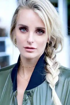 Katie Nehra fotoğrafı