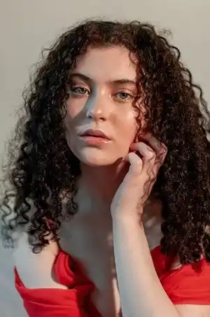 Lilla Crawford fotoğrafı