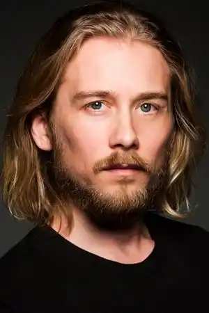 Lou Taylor Pucci fotoğrafı