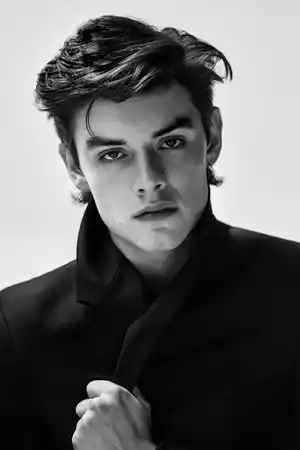 Louis Partridge fotoğrafı