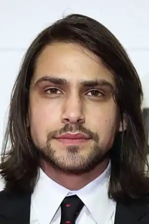 Luke Pasqualino fotoğrafı