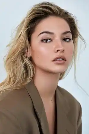Madelyn Cline fotoğrafı