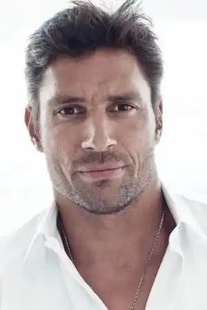 Manu Bennett fotoğrafı