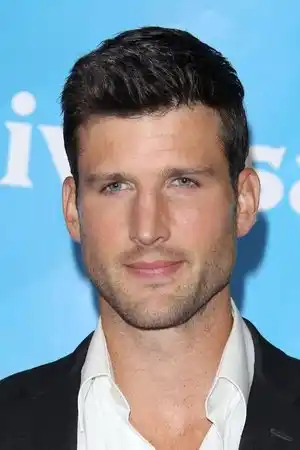 Parker Young fotoğrafı