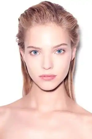 Sasha Luss fotoğrafı