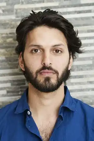 Shazad Latif fotoğrafı